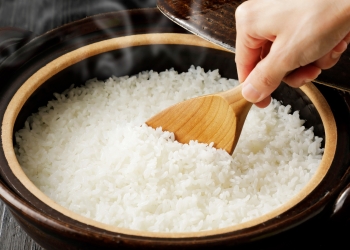 خبراء يوضحون أهمية غسل الأرز جيداً