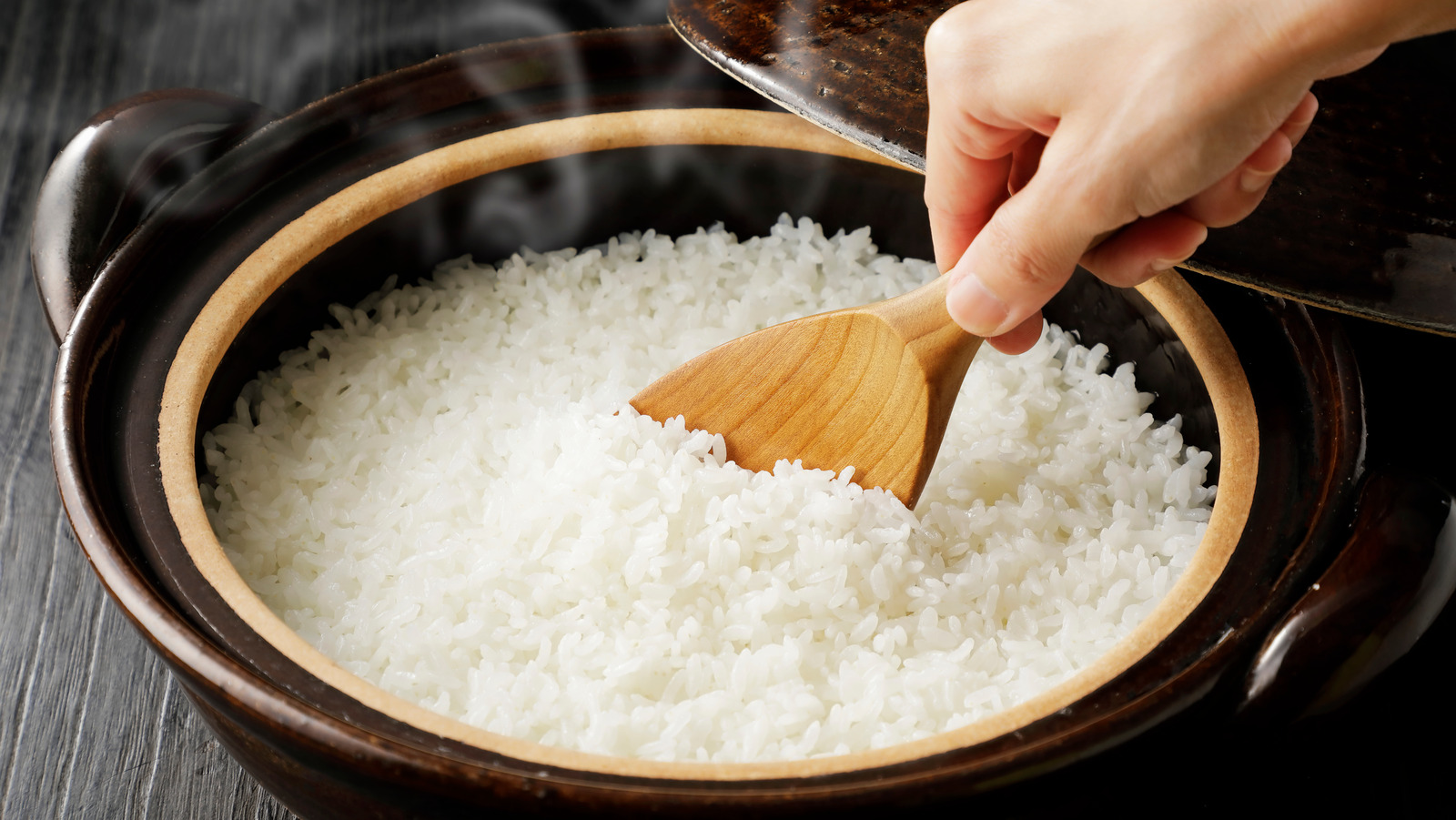 خبراء يوضحون أهمية غسل الأرز جيداً