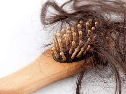 اكتشفي أسباب تساقط الشعر الصحية عند النساء