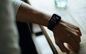 سوار جديد لـ Apple Watch يتغير لونه كالحرباء