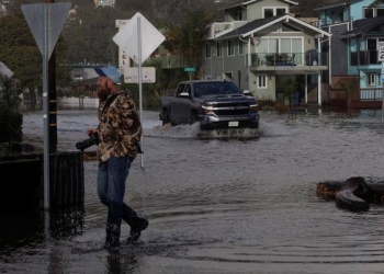 العواصف تغيّب الكهرباء عن سكان كاليفورنيا