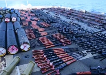 البحرية الأمريكية والبريطانية تؤكدان مصادرة أسلحة إيرانية في مياه الخليج