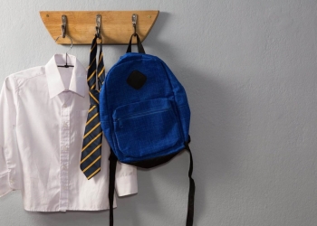 الملابس المتسخة التي يرتديها طفلك في المدرسة