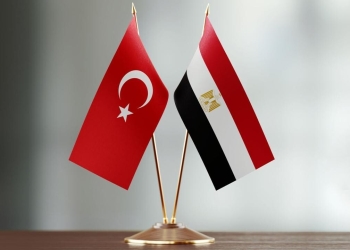 وزير الخارجية التركي يصل مصر في أول زيارة منذ 11 عاماً
