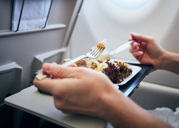 تجنّب أطعمة معينة على متن الطائرة