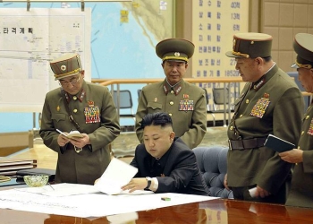 بالصور.. زعيم كوريا الشمالية يتفقد رؤوساً حربية نووية تكتيكية جديدة