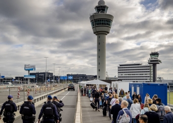 مطار أمستردام يعتزم حظر الرحلات الليلية والطائرات الخاصة