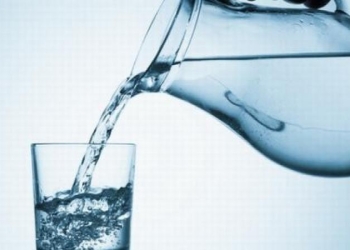فوائد شرب الماء فور الاستيقاظ مباشرة.. أبرزها تحسين الهضم