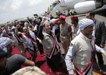 طائرة تنقل أسرى حوثيين تنطلق من السعودية باتجاه صنعاء