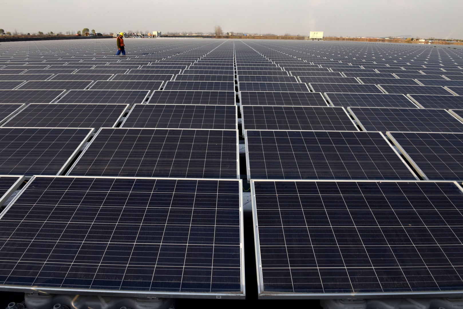مصر تبدأ بتنفيذ أكبر محطة شمسية للطاقة في إفريقيا
