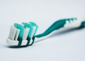 أخطاء لا ترتكبها أثناء تنظيف الأسنان للحفاظ على صحة الفم