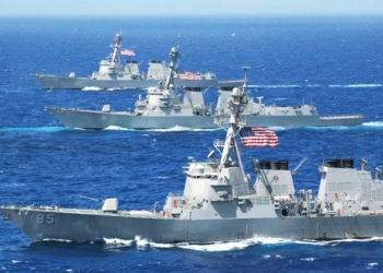 قائد روسي يتحدث عن المواجهات المستمرة مع الأسطول الأمريكي بالبحر المتوسط