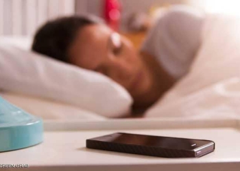 تضع هاتفك تحت وسادتك أثناء النوم