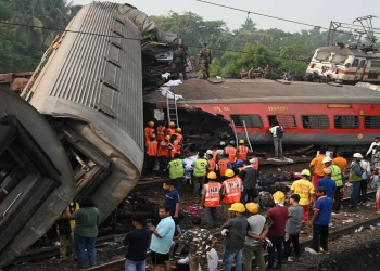 الهند.. وزير السكك الحديد يكشف سبب كارثة القطارين