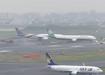 اليابان.. اصطدام طائرتين في مطار هانيدا في طوكيو