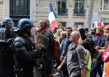إصابة 12 شرطياً في اشتباكات مع متظاهرين في فرنسا