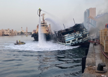 الدفاع المدني يسيطر على حريق قارب خشبي في دبي