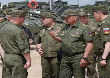 وزير الدفاع الروسي يتفقد الخطوط الأمامية