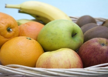 طبيب يكشف مخاطر الإفراط في تناول الفواكه بكميات كبيرة