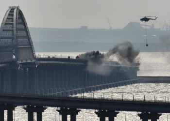 أوكرانيا تتبنى تفجير جسر القرم