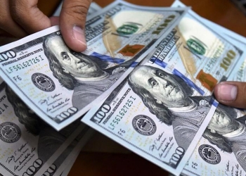 الدولار يتراجع أمام العملات الرئيسية
