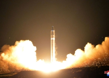 كوريا الشمالية تطلق صاروخاً عابراً للقارات تحت إشراف زعيم البلاد