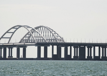 إيقاف حركة المرور على جسر القرم بسبب حادث طارئ