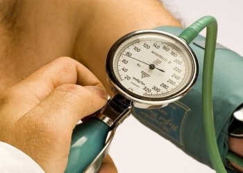 مع حرارة الصيف.. طبيب يوضح علامات الارتفاع المفاجئ في مستوى ضغط الدم