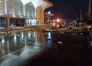 تحطم واجهة زجاجية في مطار عدن جراء الرياح الشديدة