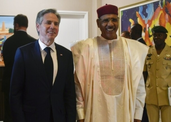 الولايات المتحدة تعد رئيس النيجر المحتجز باستعادة الحكم
