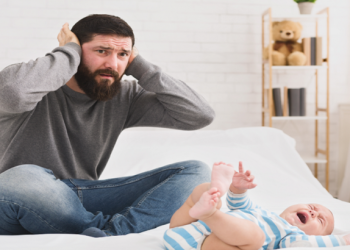 دراسة توضح أن الآباء الجدد قد يعانون من اكتئاب ما بعد الولادة.. ما القصة؟