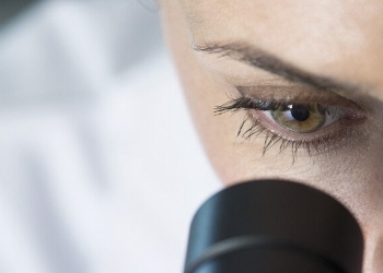طبيب عيون يكشف عن علامات مبكرة للخرف يمكن أن تظهر في العين