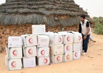 الفريق الإنساني الإماراتي يواصل توزيع الطرود الغذائية في تشاد