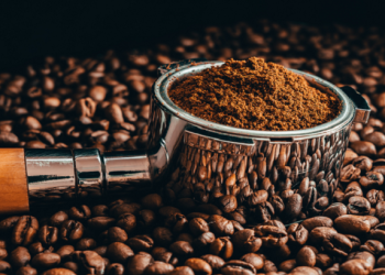 الباحثون يكتشفون استخداماً عملياً مذهلاً لبقايا القهوة