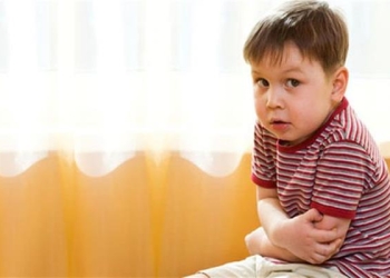 أعراض آلام البطن عند الأطفال.. وطريقة التعامل معها