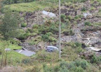 epa10878136 A view of the damage at the E6 near Stenungsund, Sweden, 23 September 2023, after persistent rain caused a large sinkhole in which several cars and a bus went down. According to the police, three people were injured. The E6 near Stenungsund is closed in both directions.  EPA/Adam Ihse  SWEDEN OUT