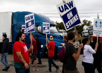 ارتفاع عدد المشاركين في إضراب نقابة اتحاد عمال السيارات في أمريكا