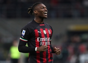 MILAN, ITALY - NOVEMBER 13: Rafael Leao of AC Milan celebrates after scoring the opening goal during the Serie A match between AC Milan and ACF Fiorentina at Stadio Giuseppe Meazza on November 13, 2022 in Milan, Italy. (Photo by Marco Luzzani/Getty Images)