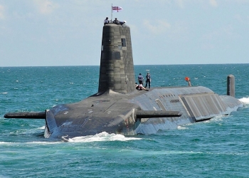 نجاة غواصة نووية بريطانية من الغرق في الأطلسي