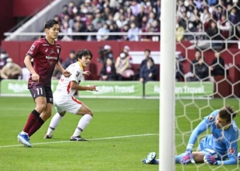 Vissel Kobe's Yoshinori Muto (L) scores the team's second goal against Nagoya Grampus in the first half of a J-League penultimate round football match on Nov. 25, 2023, at Noevir Stadium in Kobe, western Japan. (Photo by Kyodo News via Getty Images)