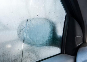 طريقة التخلص من تكثف بخار الماء على زجاج السيارة