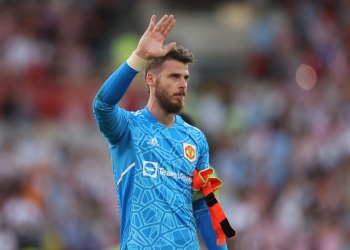BRENTFORD, ENGLAND - AUGUST 13: David de Gea of Manchester United  acknowledges the fans following the Premier League match between Brentford FC and Manchester United at Brentford Community Stadium on August 13, 2022 in Brentford, England. (Photo by Catherine Ivill/Getty Images)