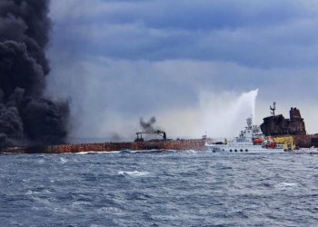 إصابة ناقلة مواد كيميائية نرويجية بصاروخ حوثي في البحر الأحمر