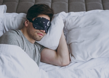 10 أنشطة غريبة للإنسان أثناء النوم