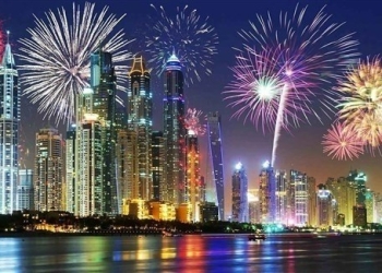 عروض ألعاب نارية مبهرة في الإمارات احتفالا بالعام الجديد