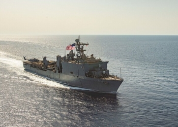 البحرية الأمريكية: الحوثيون لا يظهرون علامات على إنهاء هجماتهم في البحر الأحمر