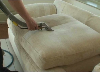 خطوات بسيطة لتنظيف الأريكة بالبخار.. تعرف عليها