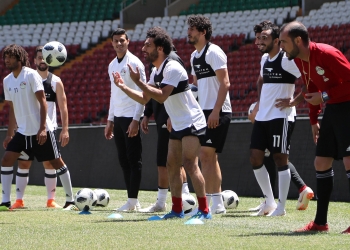 Egypt's forward Mohamed Salah (C) takes part in a training at the Akhmat Arena stadium in Grozny on June 13, 2018, ahead of the Russia 2018 World Cup football tournament. / AFP PHOTO / KARIM JAAFAR