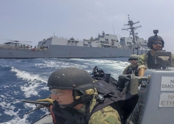 الجيش الأمريكي يفقد الاتصال مع اثنين من البحارة قبالة سواحل الصومال