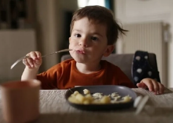 باحثون يوضحون السبب الحقيقي وراء رفض طفلك تناول الخضروات